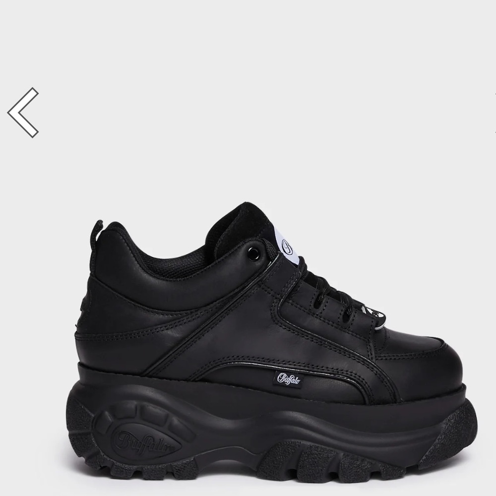 Buffalo London • Platform Classic Low Leather Sneakers in Black size 9 (euro 40)